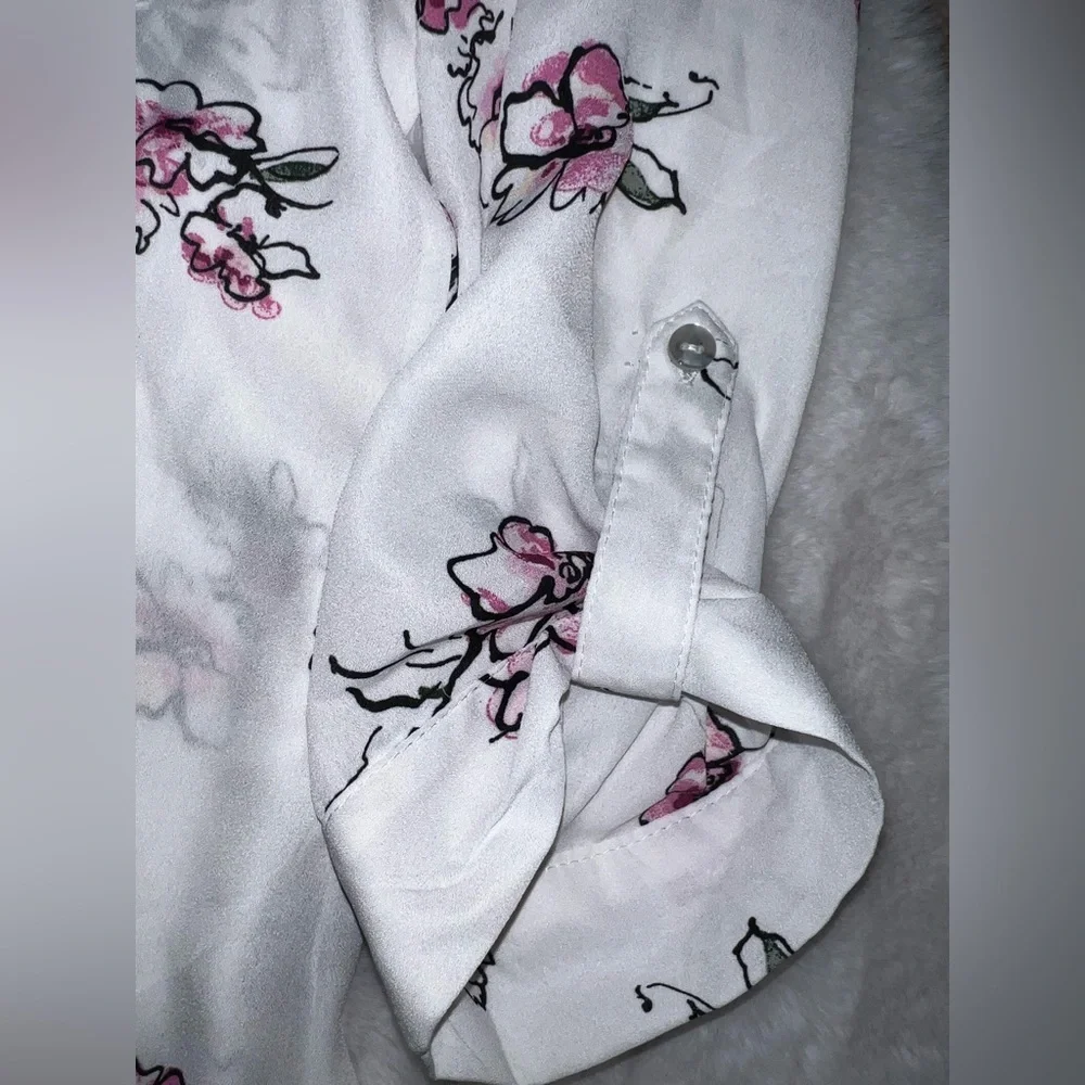 4/$10 Bundle Sale: EUC Floral Button Down Collar Blouse - Picture 4 of 5